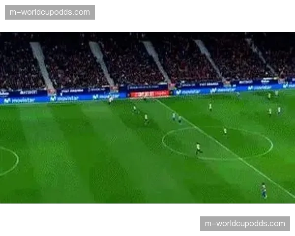 终场哨响，马竞教练席反复观看平板回放，画面定格在本队一次失败的转换防守站位