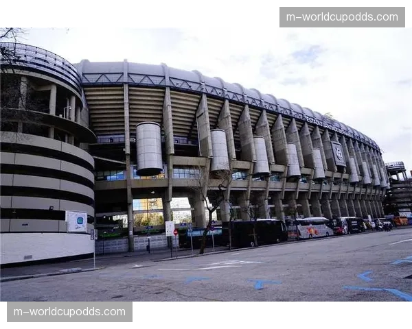 马德里街头，球迷通过市政设置的AR互动装置“穿越”回2022年主队夺冠时刻