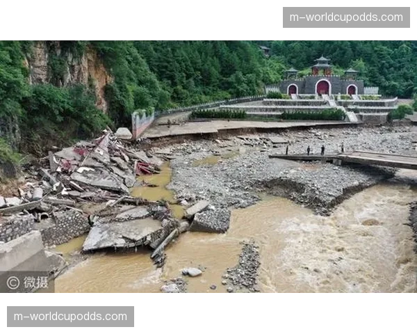 雨战！老特拉福德场边积水严重，比赛一度中断