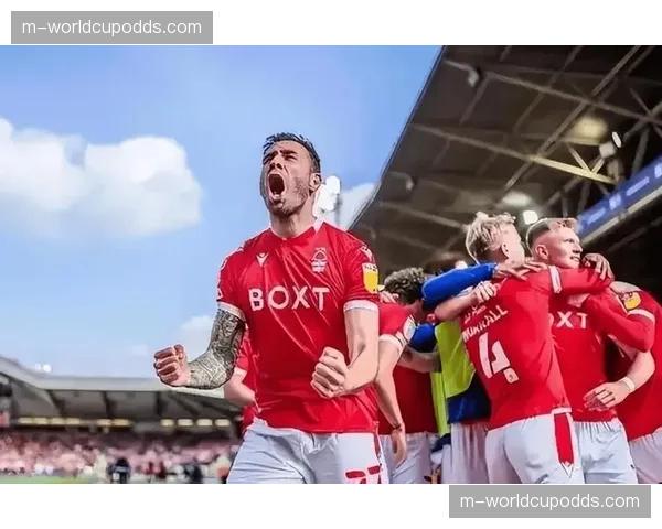 诺丁汉森林后卫在防守定位球时出现盯人失误，导致球队率先丢球