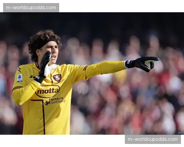 特写：萨勒尼塔纳门将在伤停补时阶段冲出禁区完成关键解围